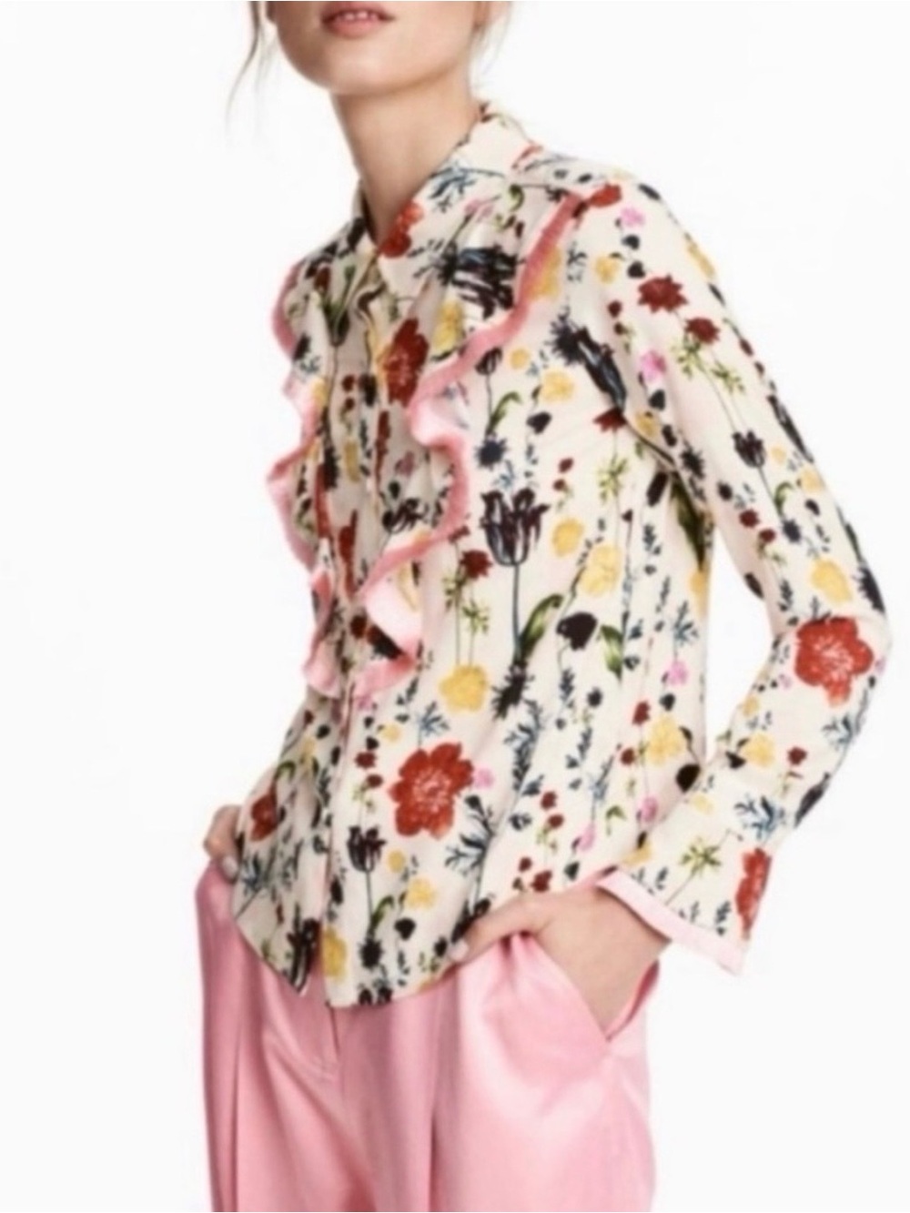 H&M buttom down blouse multicolor floral print and pink fringe thim
Size 8
